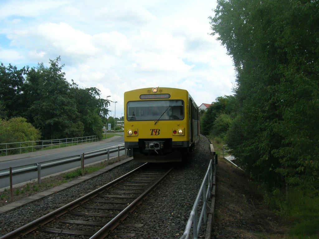 Am Nachmittag des 22. Augustes 2010 fhrt ein renovierter VT2E-Triebwagen in den Bahnhof Hausen ein.