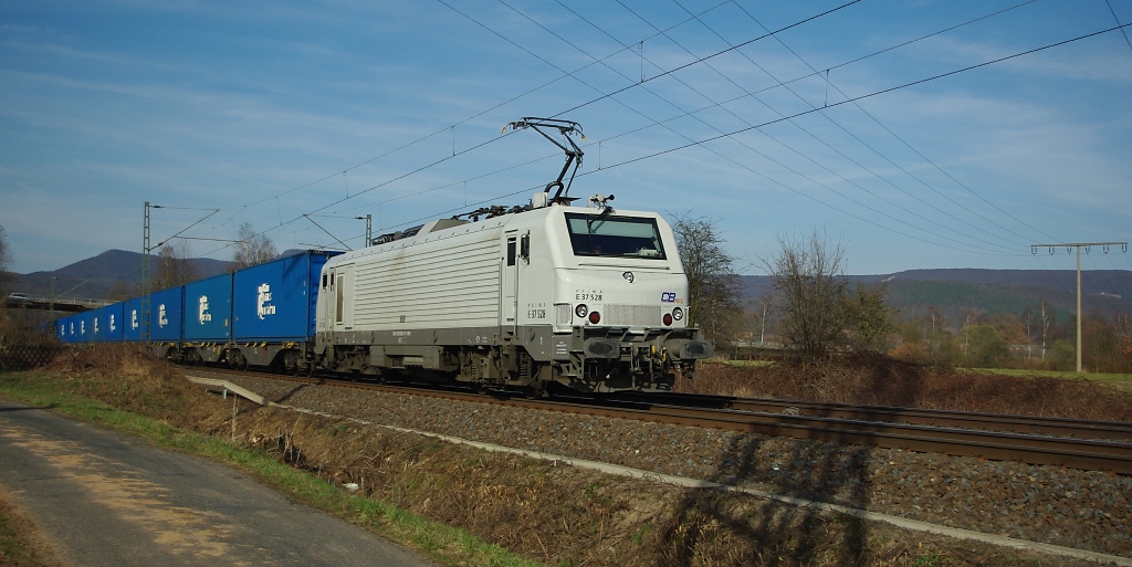 Am Nachmittag des 23.03.2011 kam wieder mal die E37 528 mit der  blauen Wand  in Fahrtrichtung Sden ber die KBS 613. Hier kurz vor Eschwege West.