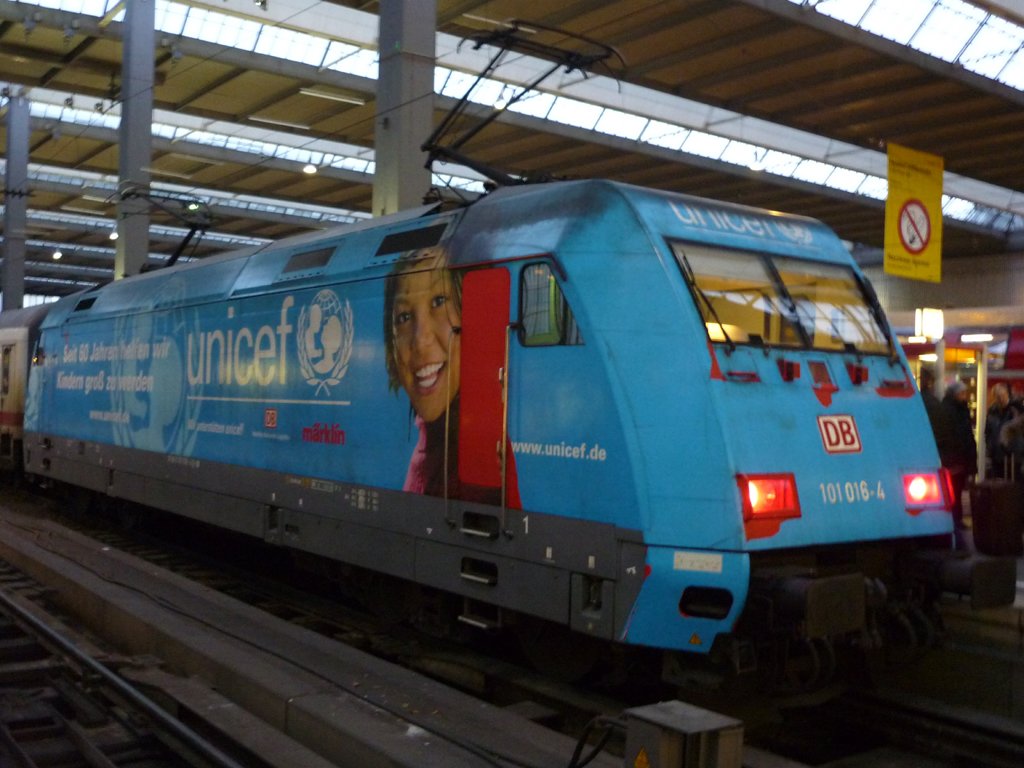 Am Nachmittag des 23.12.2009 wurde die 101 016-4 Unicef mit einer Ersatzganitur fr einen Ausgefallenen ICE bereit gestellt. Fotografiert in Mnchen HBF.
