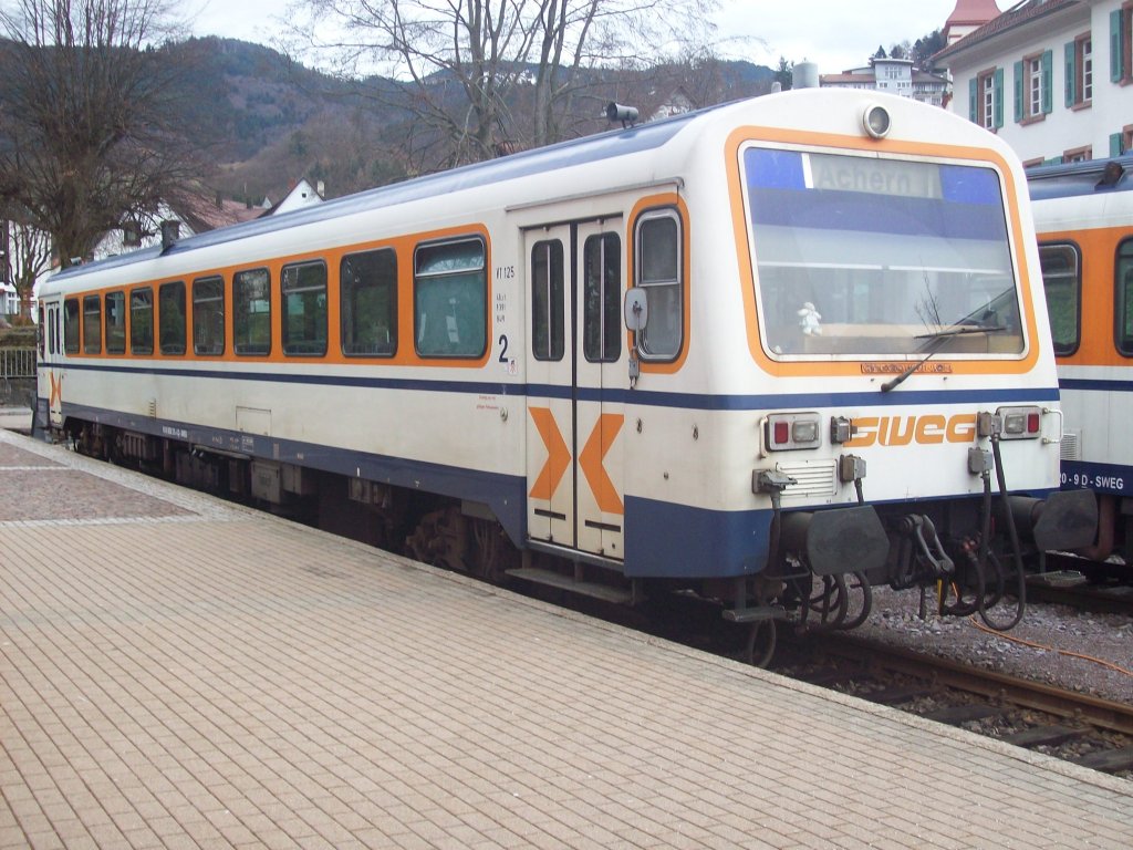 Am Nachmittag des 25.02.2010 steht der SWEG VT 125 am Bahnsteig in Ottenhfen im Schwarzwald.Daneben steht abgestellt der SWEG VT 120.