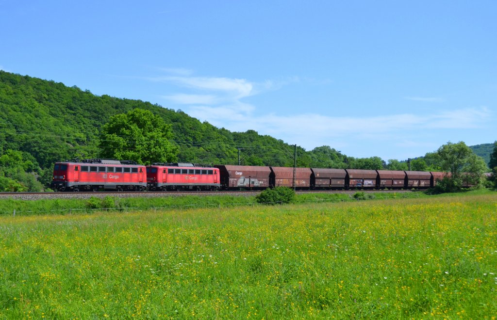 Am Nachmittag des 26. Mai 2012 kamen zwei unerkannt gebliebene 140er mit dem
leeren Kohlezug GM 48700 durch Sinn (Dillkreis) gen Norden. Die Leistung GM 48700 verkehrt planmig von Montags bis Samstags auf der KBS 445 und wird (fast) immer von einer 140er Doppeltraktion gefahren.