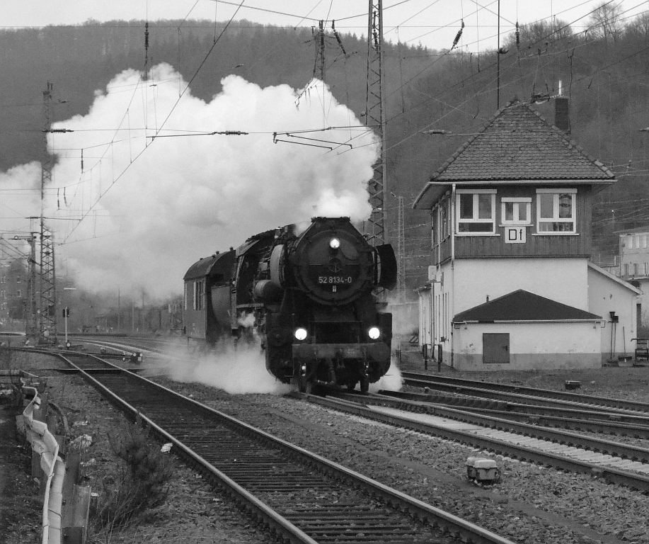 Am Nachmittag des 28. Dezember 2012 wurde die 52 8134 der Eisenbahnfreunde
Betzdorf nach Treysa berfhrt, um fr die Eisenbahnfreunde Treysa am Tag darauf einen Sonderzug zu bespannen. In Dillenburg (FDIL) gelang mir dieses Foto der Lok neben dem Fahrdienstleiterstellwerk  Df .