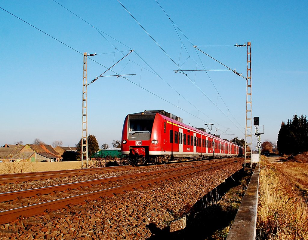 Am Nachmittag des 29.11.2011 kommt dieser RE8 Zug gefhrt von 425 033+425xxx bei Gubberath ber die KBS 465 in Richtung Mnchengladbach gefahren.