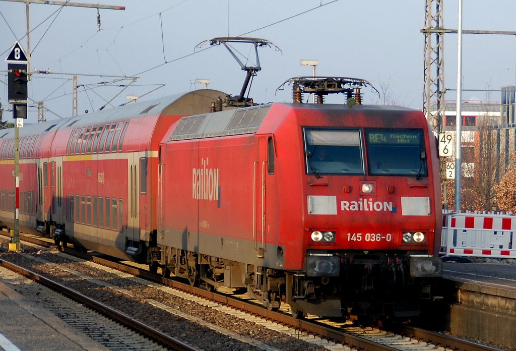 Am Nachmittag des 29.Januar2011 befrderte die 145 036-0 einen RE4 Zug von Mnchengladbach kommend nach Aachen. Das Bild zeigt den Zug bei der Einfahrt in den Bahnhof Rheydt Hbf.