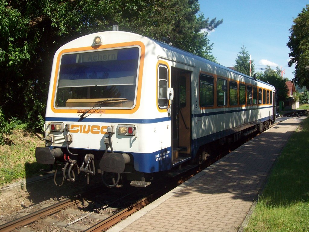 Am Nachmittag des 30.05.2011 ist der VT 125 der SWEG Ottenhfen auf der Fahrt nach Achern unterwegs.Hier steht er am Bahnsteig in Achern Stadt.Der nchste Halt ist Achern Bahnhof,der Endpunkt der Achertalbahn.