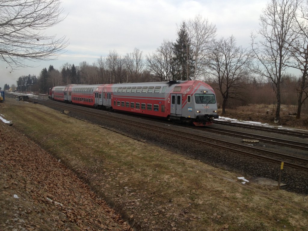 Am Nachmittag, so auch am 05.03.2013, sind auf der GKB vermehrt die Dostos im Einsatz! Auch R 8567 (geschoben von DH 1500.4) ist als Dosto unterwegs. Hier ist der Zug gerade bei der Ausfahrt aus dem Bahnhof Premsttten-Tobelbad Richtung Wies-Eibiswald.