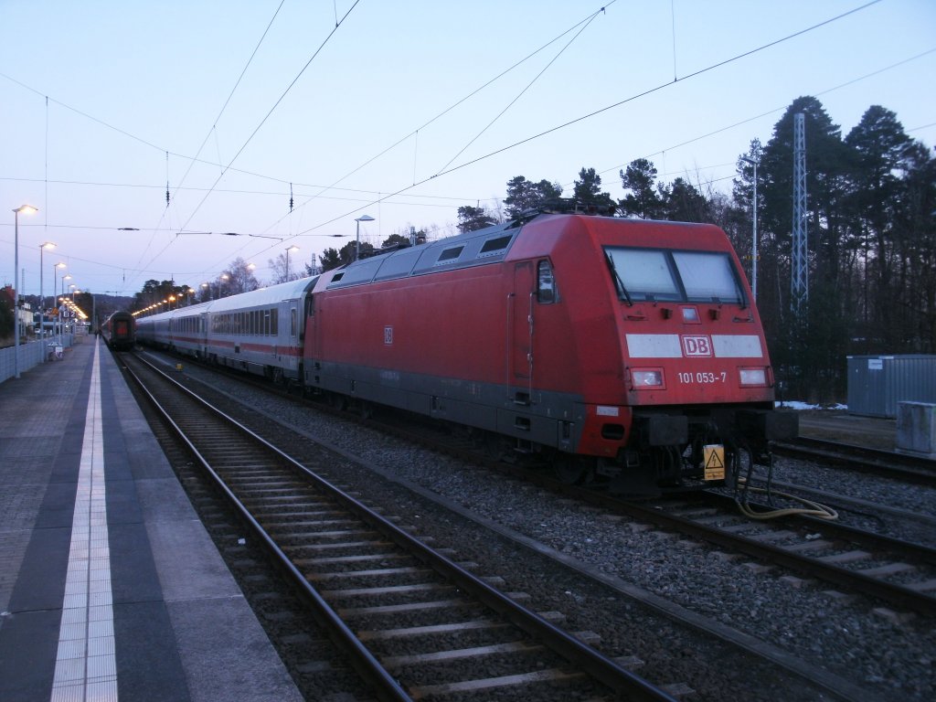 Am Nachmittag,vom 06.April 2013,fotografierte ich 101 053 noch in Samtens am Abend dann konnte ich die Lok bei ihrer Nachtruhe noch einmal in Binz fotografieren.An diesem Abend standen in Binz: 3x 101er (alle am Bahnsteig) und in der Abstellanlage ein ICE 411 und eine 120er.