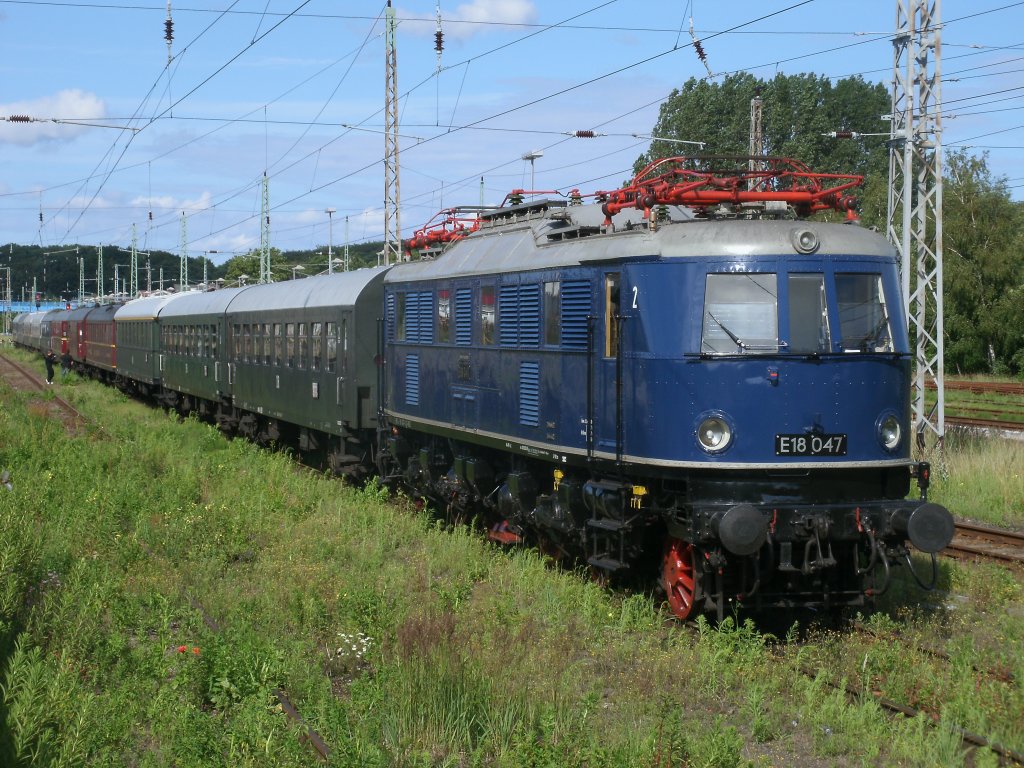 Am Nachmittag,vom 25.Juni 2011,stand E18 047 mit dem Strtebeker-Sonderzug in Bergen/Rgen wieder fr die Rckfahrt bereit,doch die Rckfahrt war erst nach dem Ende der Strtebekervorstellung in Ralswiek gegen Mitternacht.