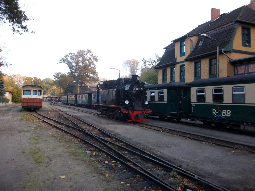 Am Nachtmittag vom 23.Oktober 2010 erreichte 99 4011 Ghren.Bis Rckfahrt nach Putbus,ging es an den Lokschuppen um Wasser aufzunehmen.