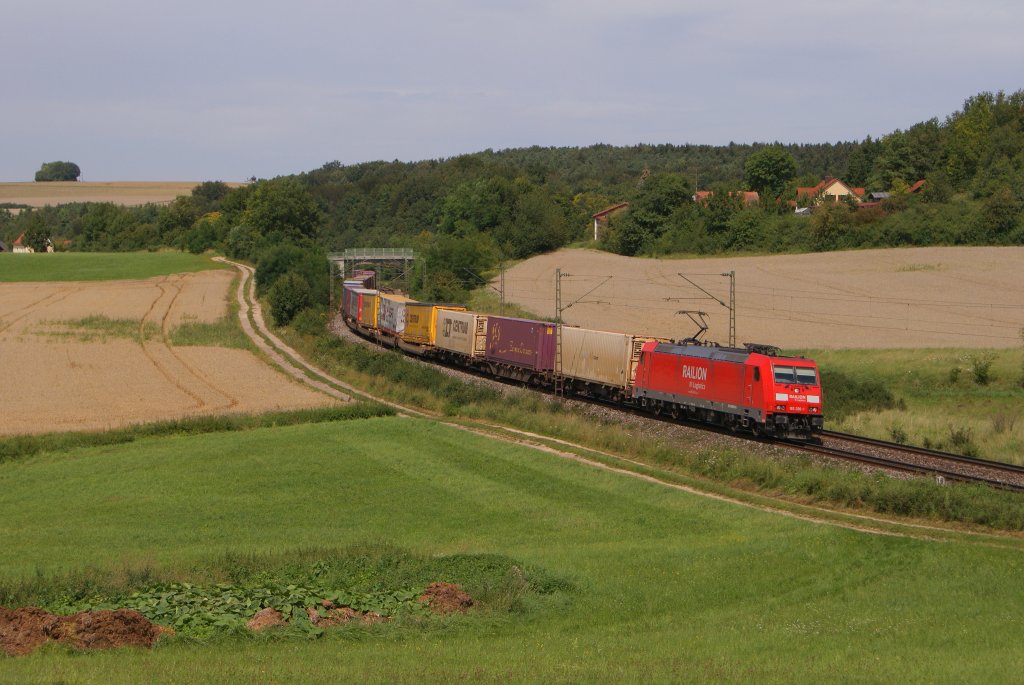 Am nchsten Tag ging es wieder frh raus. Diesmal fuhr man nach Regensburg, wo zunchst die Fotostelle in Edlhausen aufgesucht wurde. Der erste fotografierte Zug wurde von 185 296-1 gezogen. Am Haken war ein gemischter Gterzug. (11.08.2011)