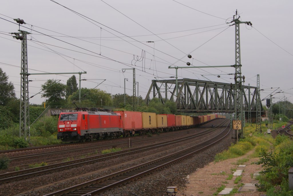 Am nchsten Tag ging es wieder hoch in den Norden, nach Hamburg. Hier fhrt 189 006-0 mit ihrem Containerzug gerade durch den S-Bahn Haltepunkt Veddel (Ballinstadt) (18.08.11) 