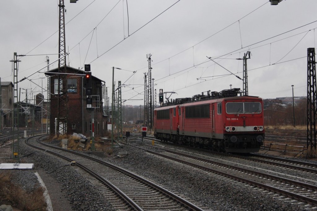 Am nassen grauen Sonnabend dem 17.11.2011 verlassen die beiden Loks der BR 155 097-9 & 155 009-4 den Chemnitzer-Hbf. in Richtung Chemnitz-Hilbersdorf. Noch endet das mittler Gleis vor dem Stellwerk und das linke macht einen Bogen um dieses, wie lange kann es seinen Standort noch verteidigen?