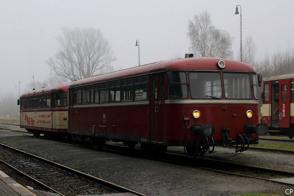 Am neblig-trben 17.11.2010 hat der SBE-Zug aus VT 51 und VS 32 den Bahnhof Varnsdorf erreicht. Eine Weiterfahrt nach Seifhennersdorf ist zurzeit nicht mglich, da der Streckenabschnitt nach Umbauten noch nicht freigegeben wurde.
