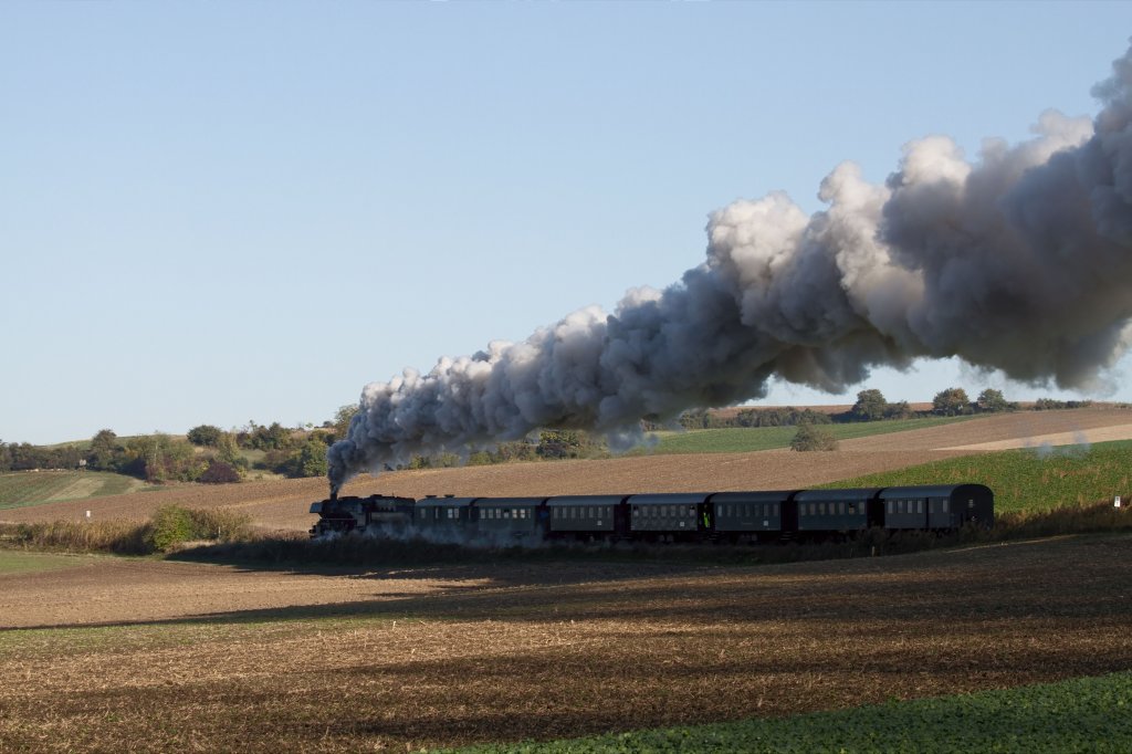 Am noch khlen Morgen erklimmt die 52er mit 7 Wagons gerade den Mollmannsdorfer Berg (15.10.2011)