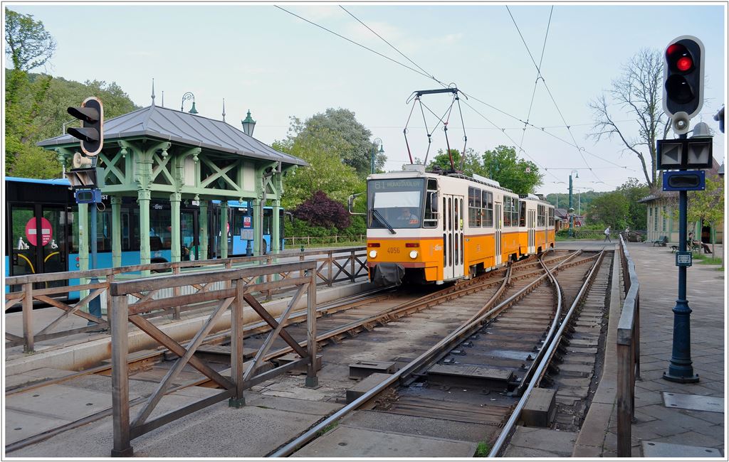 Am nrdlichen Ende der 12km langen Kindereisenbahn in Hvsvlgy hat man wieder Anschluss an die Strassenbahnlinie 61 zurck in die Stadt. T5C5 CKD Tatra Tram Budapest. (11.05.2013)
