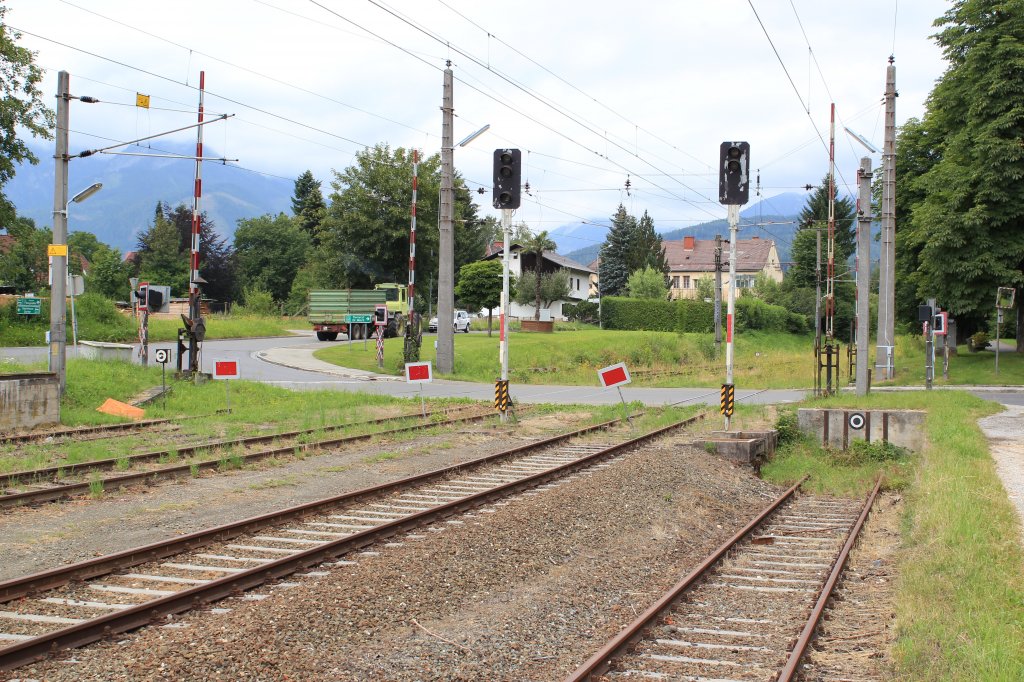 Am nrdlichen Ende des Trofaiacher Bahnhofes heit es seit 2001 Schluss fr den Bahnverkehr aus Richtung Leoben kommend. Blickrichtung Norden, Juli 2011