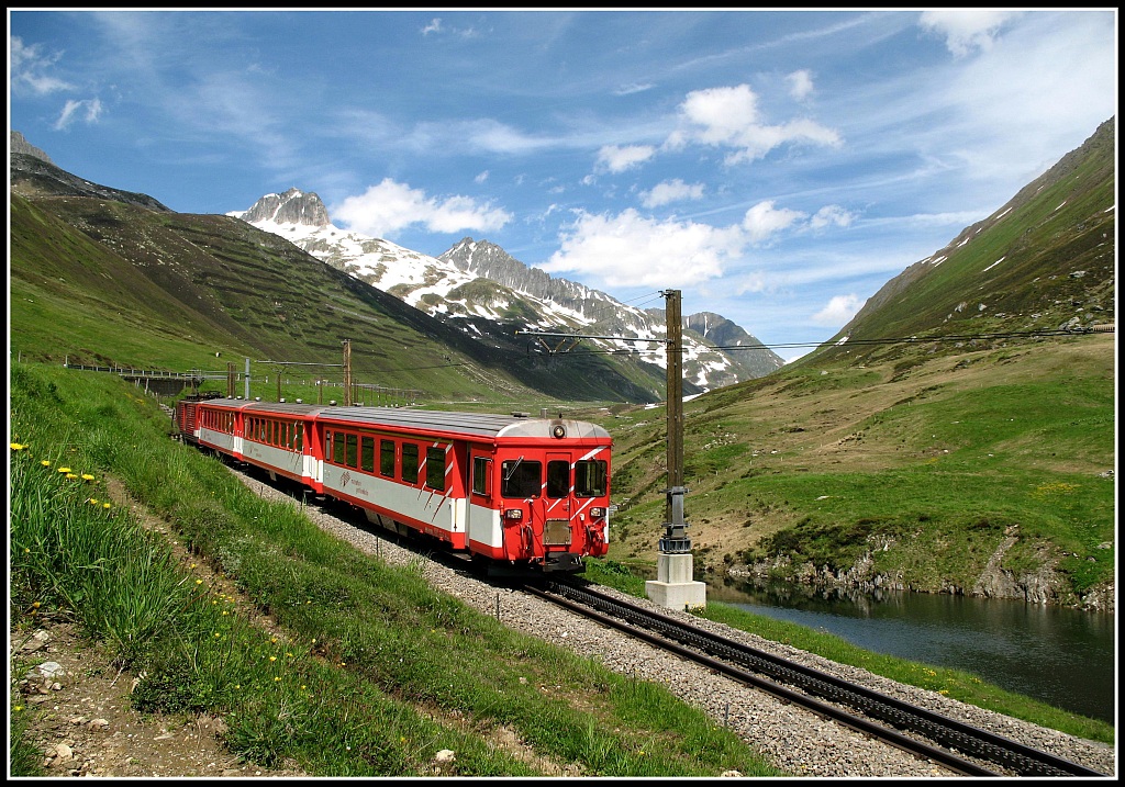 Am Oberalppass ein ABt Steuerwagen Richtung Andermatt.
16.Juni 2008