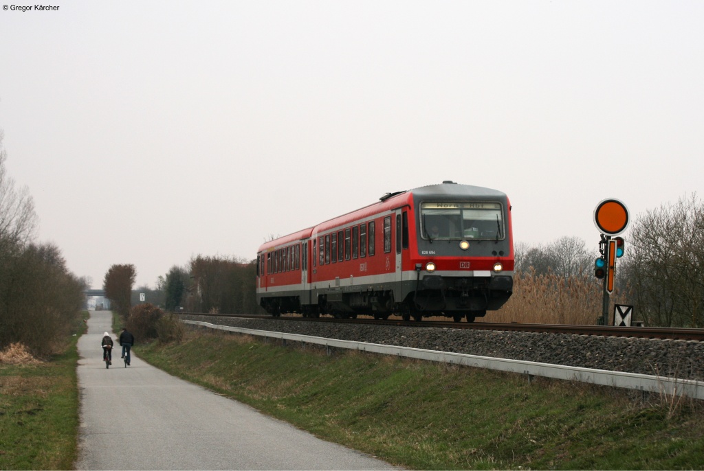 Am Oberrhein sind eigentlich alle Strecken modernisiert und elektrifiziert. Aber eine Ausnahme gibt es noch. Die Niebelungenbahn Worms-Bensheim. Auf dieser scheint die Zeit noch fast stehengeblieben zu sein. An beiden Kreuzungsbahnhfen in Lorsch und Brstadt gibt es noch Flgelsignale. Am 29.03.2013 wurde 628 694 auf seinem Weg nach Bensheim am stlichen Einfahrvorsignal Lorsch fotografiert.