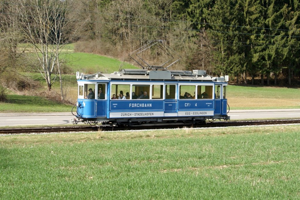 Am Ostermontag, 5.4.10, wurde das wurde im Trammuseum Zrich die neue Saison erffnet. Aus diesem Grund verkehrte der CFe 2/2 4, das lteste erhaltene Forchbahnfahrzeug, stndlich vom Trammuseum in die Forch und wieder zurck. Ich konnte ihn zwischen Zollikerberg und Waltikon ablichten