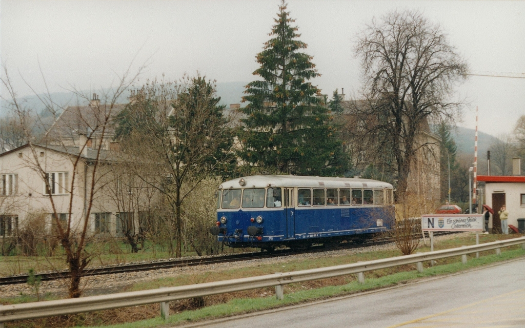Am Ostermontag, dem 12.April 1993 fanden auf der Kaltenleutgebener Bahn zwischen Liesing und Waldmhle Pendelfahrten mit dem BB 5081 001-9 statt. Das Bild zeigt den Triebwagen im ehemaligem Bf. Rodaun. (Scan vom Fotopositiv)

