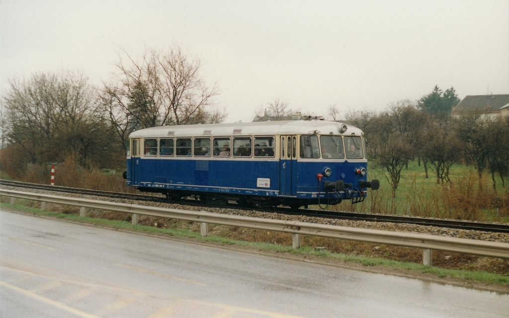 Am Ostermontag, dem 12.April 1993 fanden auf der Kaltenleutgebener Bahn zwischen Liesing und Waldmhle Pendelfahrten mit dem BB 5081 001-9 statt. Das Bild zeigt den Triebwagen nahe dem ehemaligem Bf. Rodaun. (Scan vom Fotopositiv) 

