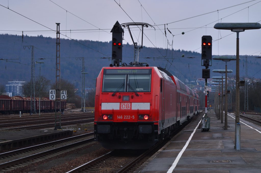 Am Ostersonntag f�hrt die 146 222-5 gerade aus dem Bahnhof Neckarelz als RB nach Stuttgart aus.31.3.2013