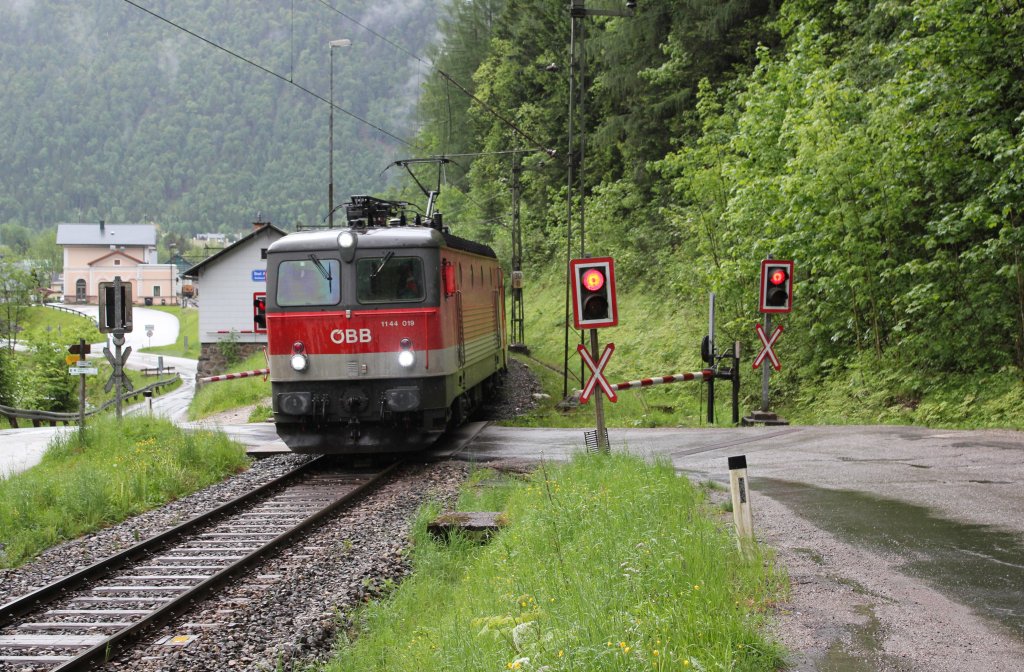 Am Pfingstmontag verlt morgends R 3449 den Bahnhof Bad Aussee und wird in Krze die steirisch obersterr. Grenze passieren. Die Strasse die hier die Bahntrasse quert fhrt ber den Koppenpass nach Obersterreich. 20.05.2013