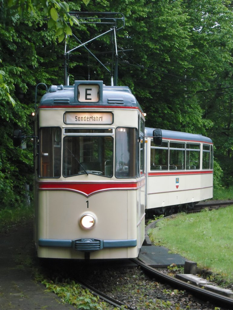 Am  Platz der Jugend  wartet der Gothagelenktriebwagen nach einer Sonderfahrt auf seine Rckfahrt ins depot 12.
01.06.2010