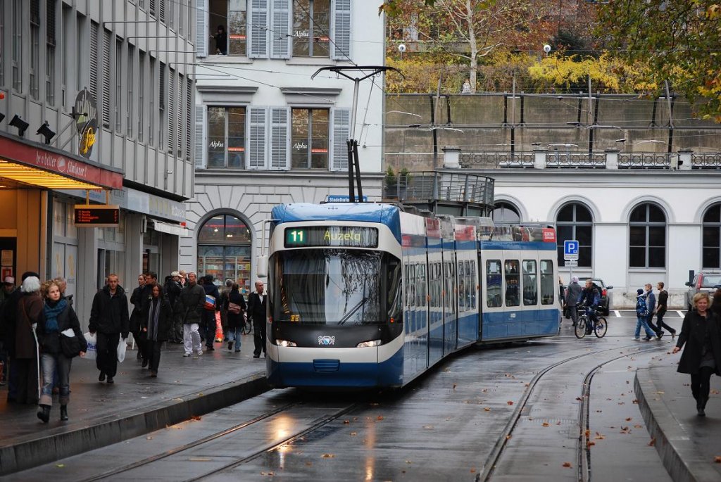Am regnerischen 16.11.09 wendete diese  Cobra  Be 5/6 3048 der Zrcher Straenbahn auf der Schleife vor dem Bahnhof Stadelhofen. 