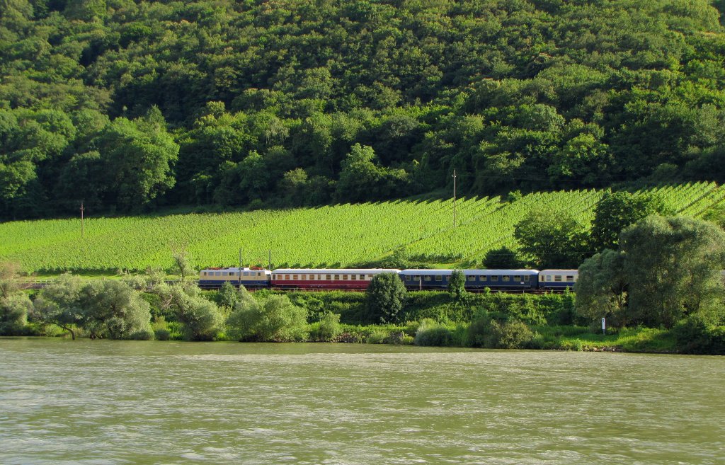 Am Rhein entlang zurck in die Schweiz nach Basel Bad Bf, ging es am 07.07.2012 fr den  50 Jahre Rheingold-Express  aus Koblenz Hbf. Dienst hatte die E10 1239 vom Lokomotivclub 103 e.V., hier zusehen bei Niederheimbach.