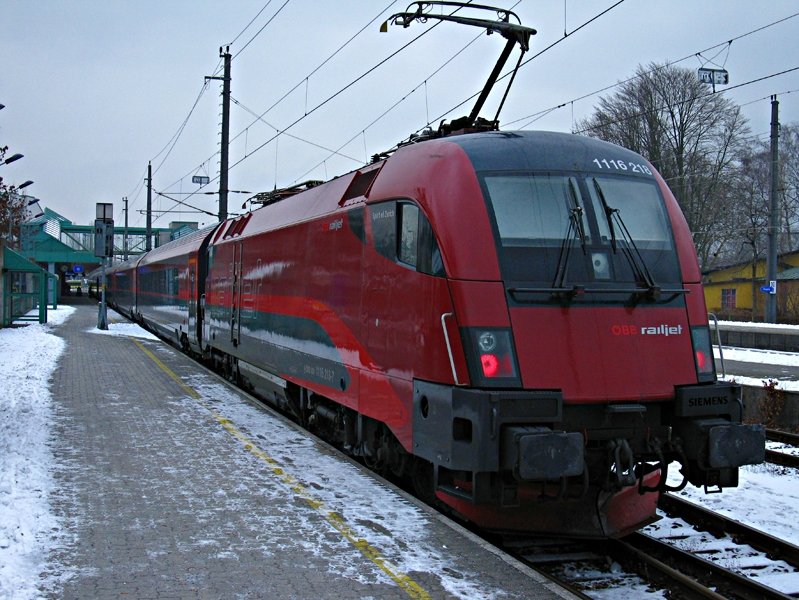 Am RJ 560 / 569 war heute die Garnitur 18 eingeteilt. Hier in Bregenz.

Lg
