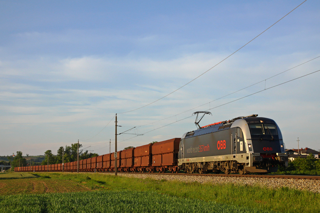 Am Rckweg zur Haltestelle kam dann doch noch der 70 Minuten versptete 48407 mit der 1216.025 vorbei. Schnell wurde reagiert, sodass wenigstens eine passable Aufnahme entstehen konnte. Nstlbach-St. Marien; 24. Mai 2010