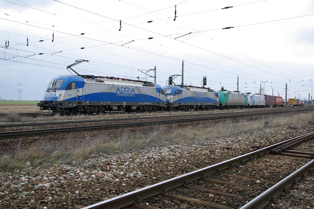 Am Samstag den 09.02.2013 wurde die 1219 922 der 1219 920 + 185 609 + 185 580 im Bahnhof Gramatneusiedel vorgespannt.