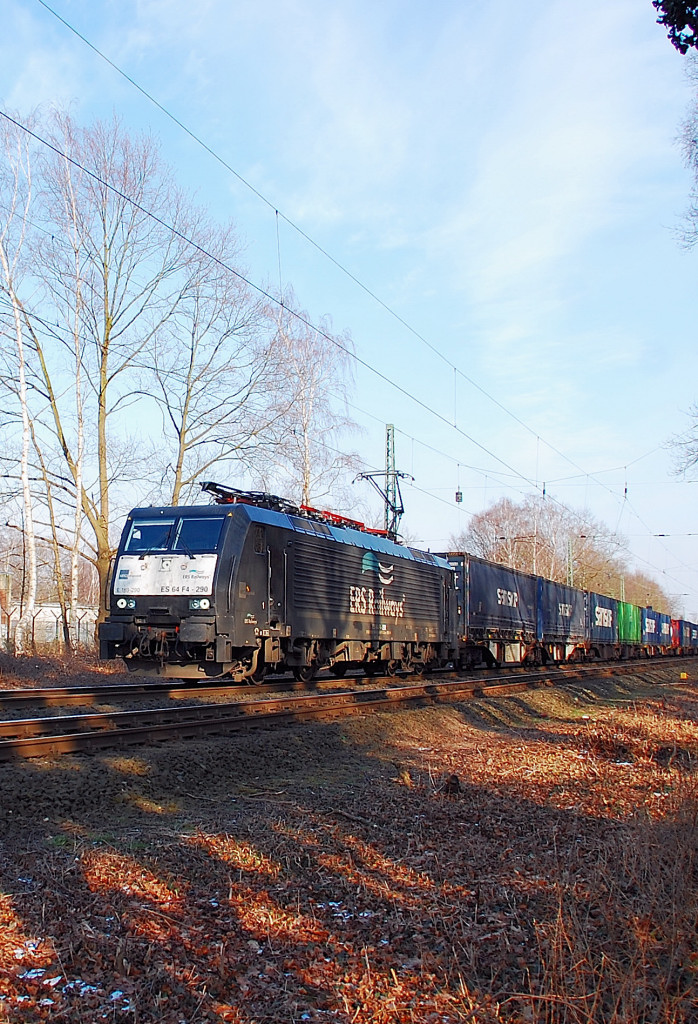 Am Samstag den 11.2.2012 die ERS ES64 F4 290 bei Forstwald des Nachmittags abgelichtet als sie aus Krefeld kommend in Richtung Viersen ihren Containerzug frdert.