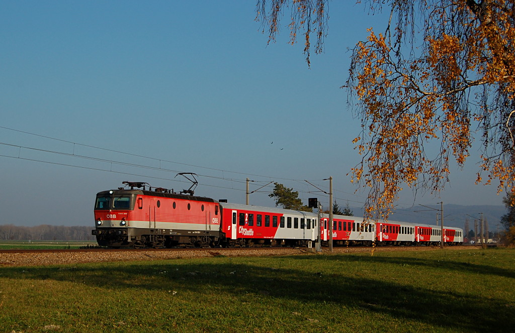 
Am Samstag, den 12. November 2011 konnte ich im herbstlichen Muckendorf die 1144.020 mit dem R 2168 (Wien FJB - Sigmundsherberg) fotografieren.