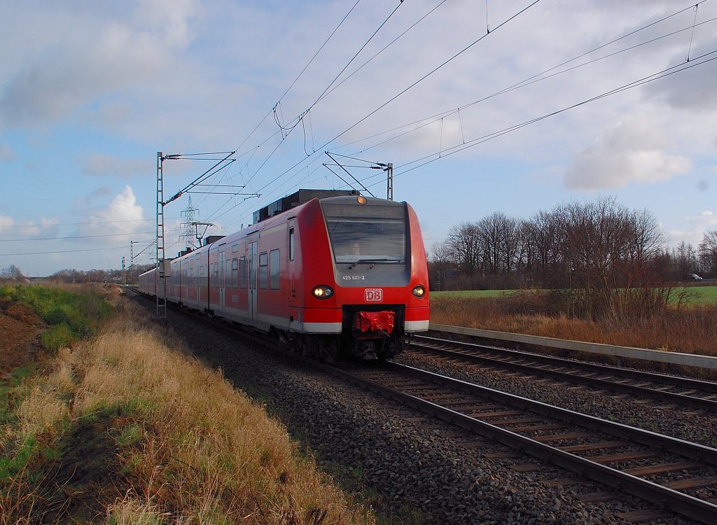 Am Samstag den 14.1.2012 begenette mir dieser Triebwagenzug bei Gubberath. Es handelt sich um den 425 601-2 und eine unbekannten Bruder auf ihrem Weg nach Mnchengladbach Hbf, Endstation der RE8.