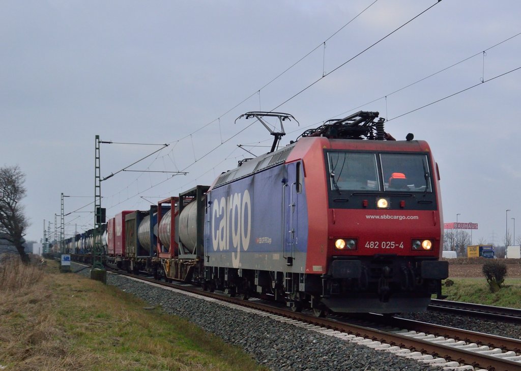 Am Samstag den 17.2.2013 ist die 482 025-4 mit einem Containerzug in Richtung Kln bei Allerheiligen von mir abgelichtet worden. 