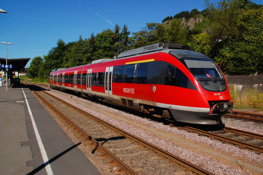 Am Samstag den 18.8.2012 stand der Triebwagen 644 001/501 im Bahnhof Gerolstein abgestellt. Im Zielanzeiger war die nchste Leistung zu lesen RB 24 Kln Deutz Messe.