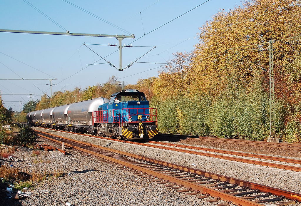 Am Samstag den 22. Oktober 2011 gegen Mittag druchfuhr die Vosslohlok 275 501-5 mit eine Silowagenzug, der glnzte wie eine Anreihung von Spiegeln, den Bahnhof Korschenbroich.