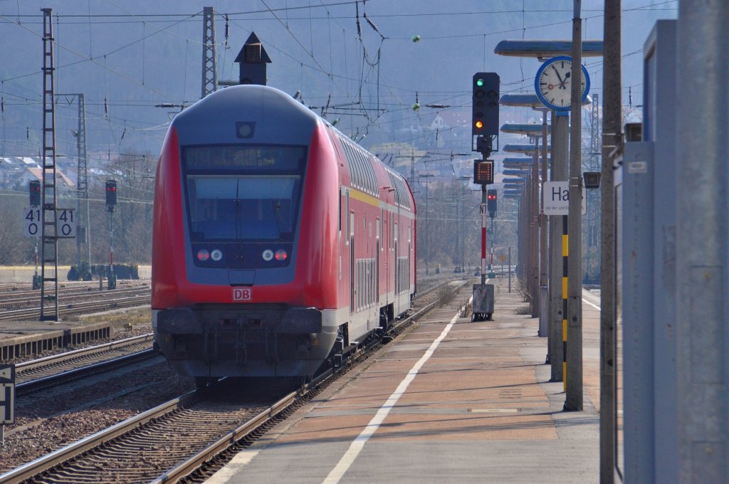 Am Samstag den 2.3.2013 verlsst gegen 12:56 eine von der 146 220 gezogene RB den Bahnhof Mosbach-Neckarelz nach Ulm.