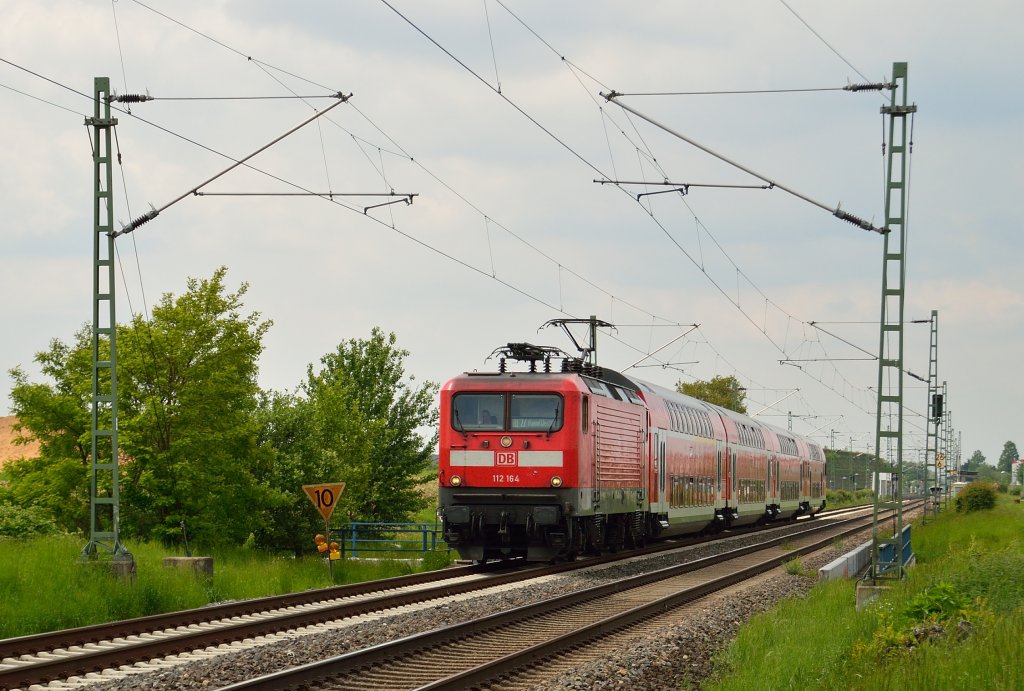 Am Samstag den 25. Mai 2013 kommt die 112 164 mit einer RE7 nach Hamm in Richtung Nievenheim heran gefahren. 