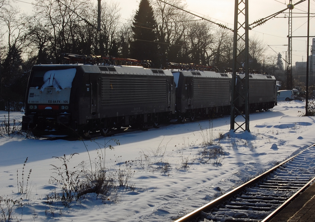 Am Samstag den 25.12.2010, stehen drei Loks der Baureihe 189 von MRCE im Bahnhof Mnchengladbach abgestellt. Es handelt sich um die Loks 189 105, 189 110 und 189 115.