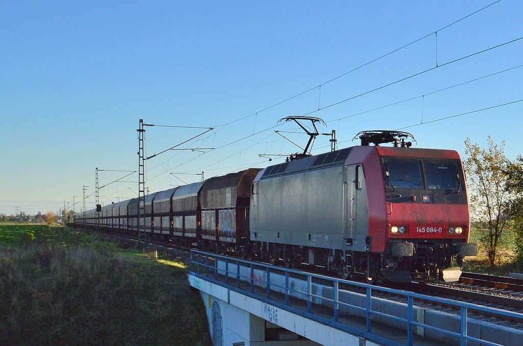 Am Samstag den 27.10.2012 habe ich die 145 084-0 mal bei Tageslicht auf der K33 Brcke ablichten knnen als sie mit ihrem Selbstentladewagenzug aus Nievenheim gen Neuss gefahren kam.
