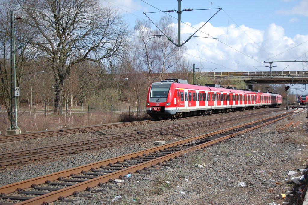 Am Samstag den 27.3.2010 verlsst eine Doppeleinheit bestehend aus den Triebwagen 422 021-6 und 422 022-4 den Bahnhof Korschenbroich mit dem Ziel Mnchengladbach HBF. Es handelt sich hier um die Linie S8.