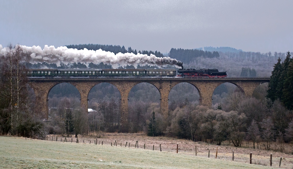 Am Samstag, dem 1. Dezember 2012 veranstalteten die Eisenbahnfreunde Betzdorf die sog.  Nikolausfahrten  zwischen Dillenburg und Wrgendorf. Zu diesem Zweck wurde der Leerzug als DLr 91893 von Siegen nach Dillenburg berfhrt.
Um genau 9:40 Uhr konnte ich den besagten Zug schlielich bei Minustemperaturen mit einer groen Dampfwolke auf dem Rudersdorfer Viadukt fotografieren.