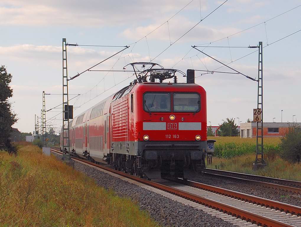 Am Samstag den ersten September zweitausendzw�lf ist die Einhunderzw�lf Einhundertdreiundsechszig mit einer Doppelstockeinheit als RE sieben nach Rheine auf der Kbs vierhundertf�nfundneunzig in Richtung K�ln bei Allerheiligen zu sehen. Es ist �berigens mein eintausendf�nfhunderts Bild bei Bahnbilder.de