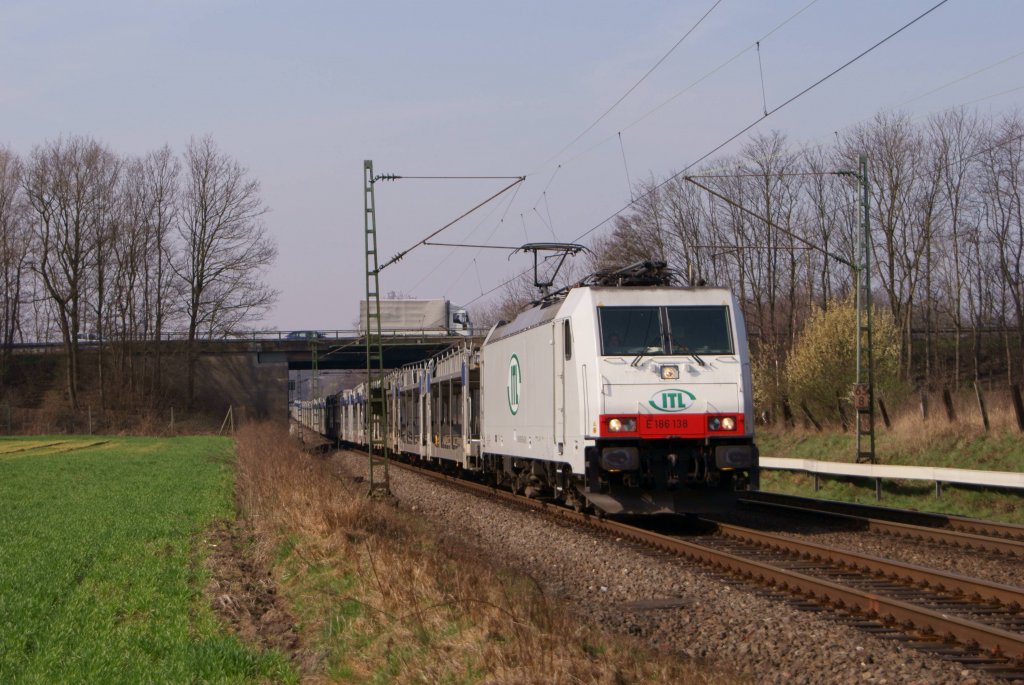 Am Samstag wurde dann mal eine neue Fotostelle getestet. Hier fuhr die ITL 186 138 mit einem leeren BLG Autotransportzug durch Hamm-Neustadt. (24.03.2012)