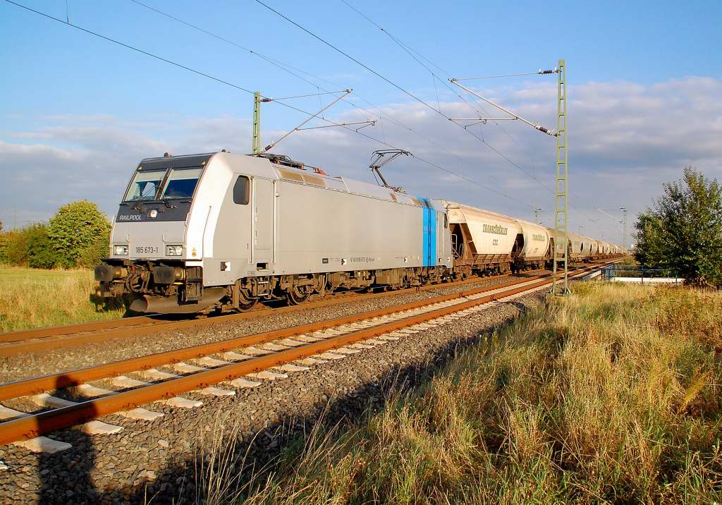 Am Samstagabend so gegen 19:00 Uhr kam die Railpool-Lok 185 673-1 hinter der 145 086-5 der NIAG hergeschlichen......die einer S11 hinterher schlich....1.September 2012 Allerheiligen/Neuss