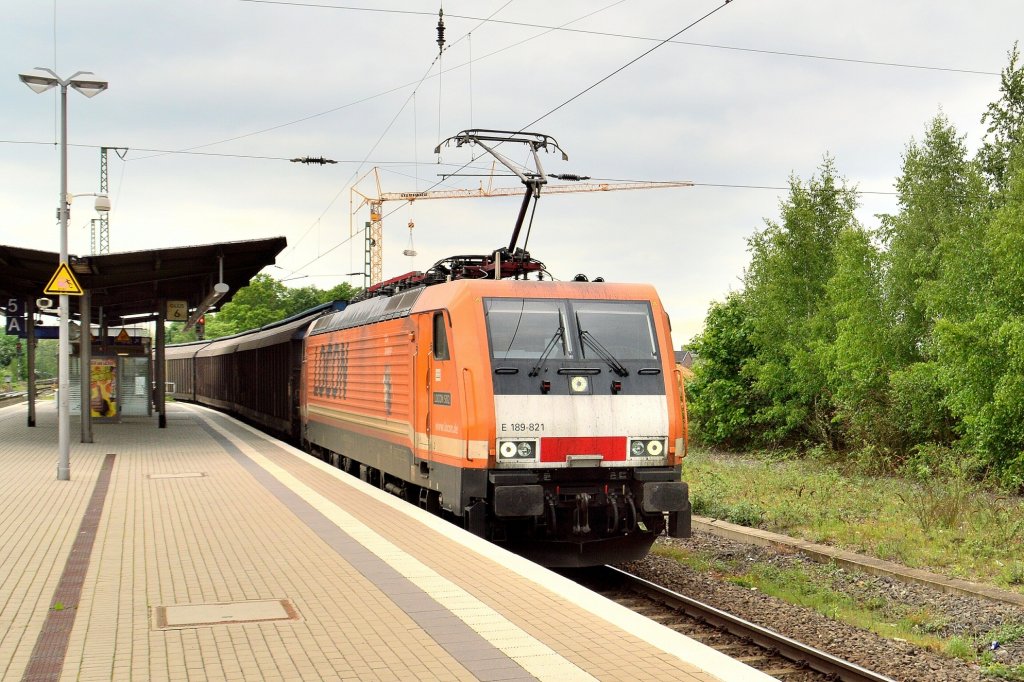 Am Samstagnachmittag den 18.5.2013 kommt die Locon E189 821 mit einem Schiebewandwagenganzzug in Viersen durch das Gleis 6 in Richtung G�terbahnhof gefahren.