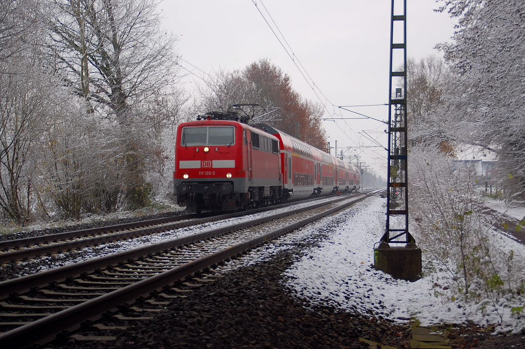 Am Samstagvormittag den 27.November2010 hat die 111 120-2 den Bahnhof Kleinenbroich passiert und donnert mit dem RE4 nach Aachen.